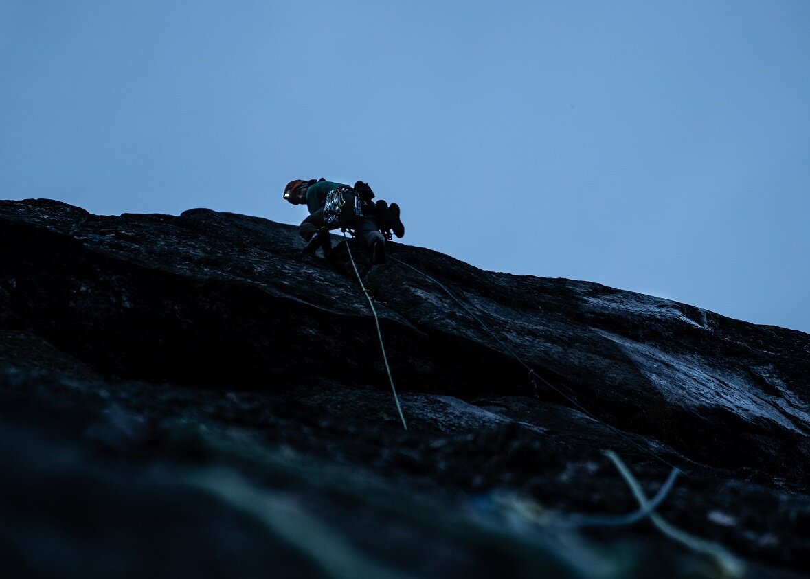 Høsten 2018 var jeg sammen med min navnebror og faste partner Lars Petter i teltet under Hægefjell, Nissedal. Planen var en sva rute med navn Reven. I løpet av natten hadde det overraskende nok kommet inn noen byger som dekket alt rundt oss med et tynt snølag. Foto: Lars Petter Jonassen